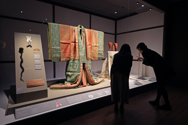 일본 궁정 여성 복식<YONHAP NO-2576>