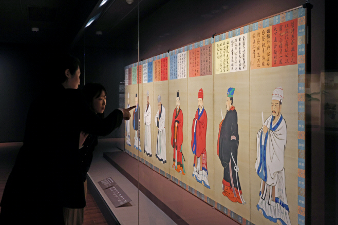 궁정 정전을 장식한 장지문의 그림을 그린 병풍<YONHAP NO-2573>