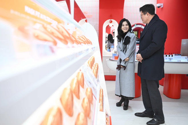 티르티르 매장 방문한 이부진 위원장과 김대현 ...<YONHAP NO-3545>