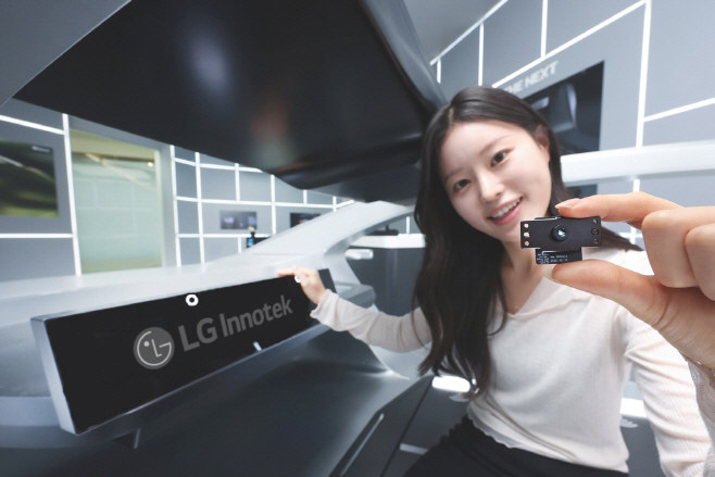 [사진1] LG이노텍 직원이 차세대 언더 디스플레이 카메라 모듈을 소개하고 있다