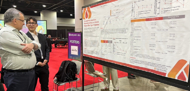 [사진자료 2] 대웅제약 박찬호 임상연구원(왼쪽 두번째)이 해외 의료진에 엔블로 연구 결과를 발표하고 있다.