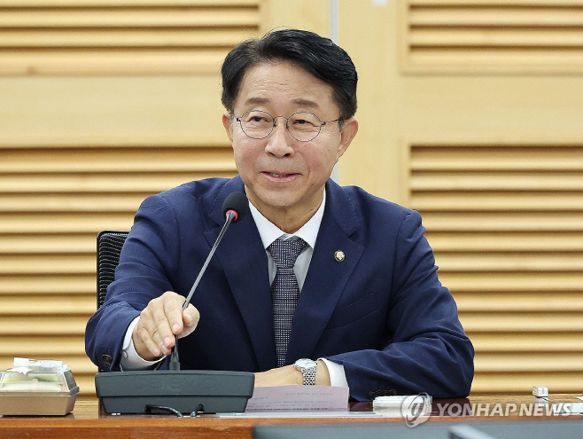 조정식 더불어민주당 의원 연합 세미나 단독 미소