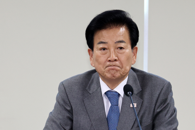 생각에 잠긴 정동영 장관<YONHAP NO-5701>