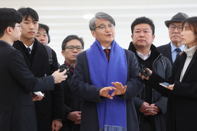 답변하는 최재영 목사