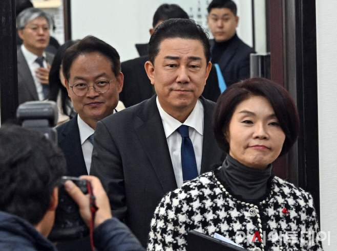 김병기 더불어민주당 원내대표가 18일 국회에서 열린 정책조정회의에 참석하고 있다.