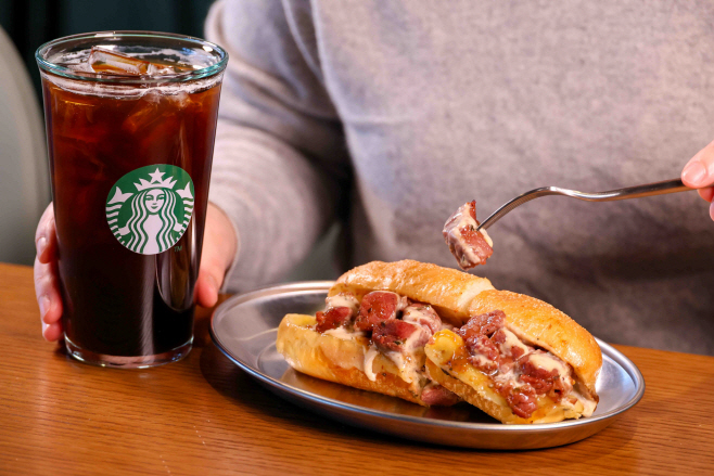 [20251218] 스타벅스 사진자료4_테이스티 저니 '유용욱 바베큐 투컷 비프 샌드위치'