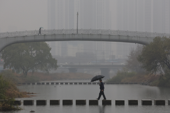 비 내리는 중랑천<YONHAP NO-1964>