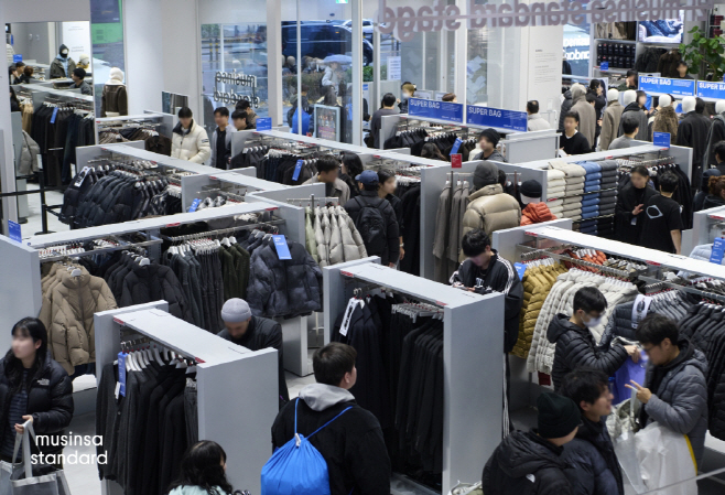 [무신사 사진자료] 무신사 스탠다드 홍대 플래그십 스토어에서 쇼핑하는 고객들의 모습