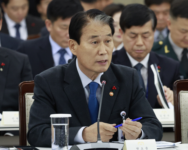 업무보고하는 권오을 국가보훈부 장관<YONHAP NO-4402>