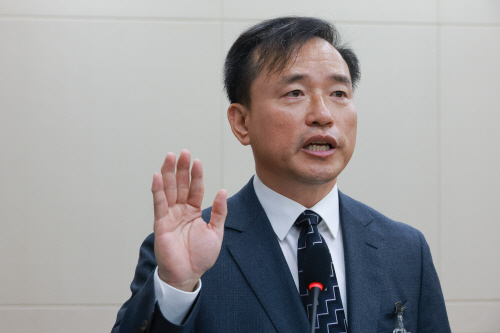 김종철 방미통위원장 후보자 선서<YONHAP NO-2514>