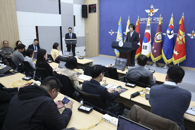 브리핑하는 정빛나 국방부 신임 대변인