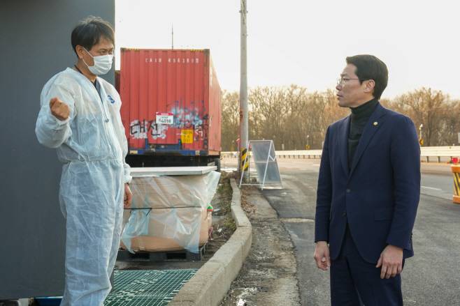 251218 포천시의회 임종훈 의장, 거점소독초소 근무자 위문 격려 (1)