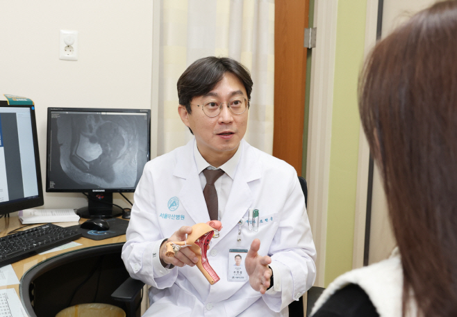 [사진 2] 서울아산병원 산부인과 조현웅 교수가 하이펙 치료를 받은 3기 난소암 환자를 진료하고 있다.