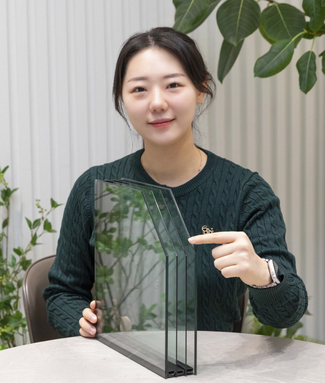 복층유리의 무게를 크게 줄인 KCC글라스 '경량다복층유리 시스템'