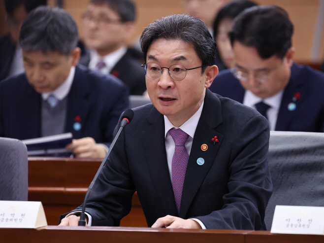 업무보고하는 이억원 금융위원장<YONHAP NO-3703>