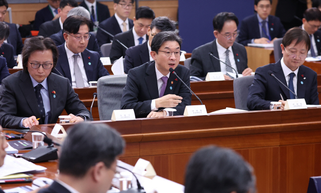 답변하는 이억원 금융위원장<YONHAP NO-3797>