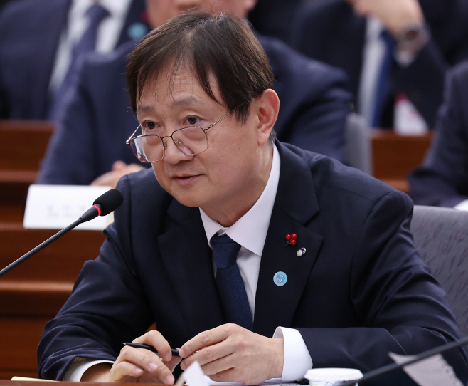 답변하는 이찬진 금감원장<YONHAP NO-3935>