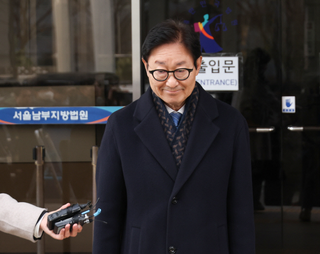 선고유예 판결 뒤 법정 나서는 박범계 의원