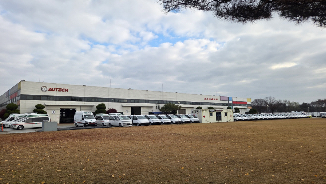 [사진자료] 오텍그룹이 국내 최초로 휠체어 장애인과 와상(침대) 장애인이 모두 이용할 수 있는 '휠체어·와상 겸용 특별교통수단