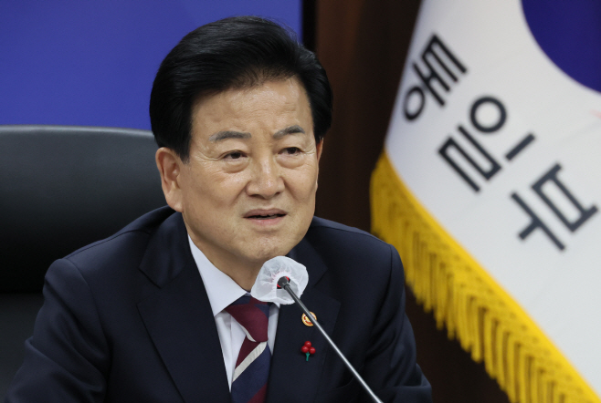 업무보고 사후 브리핑하는 정동영 장관<YONHAP NO-4058>