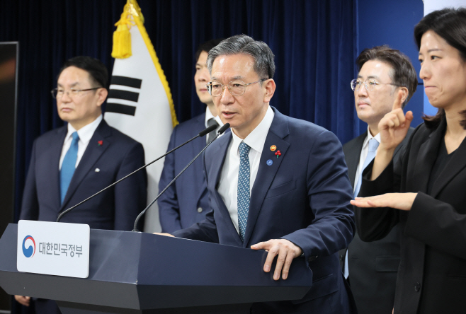 업무보고 사후 브리핑하는 정성호 법무부 장관<YONHAP NO-4540>