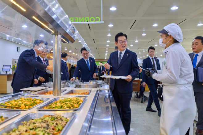구내식당 직원과 인사하는 이재명 대통령