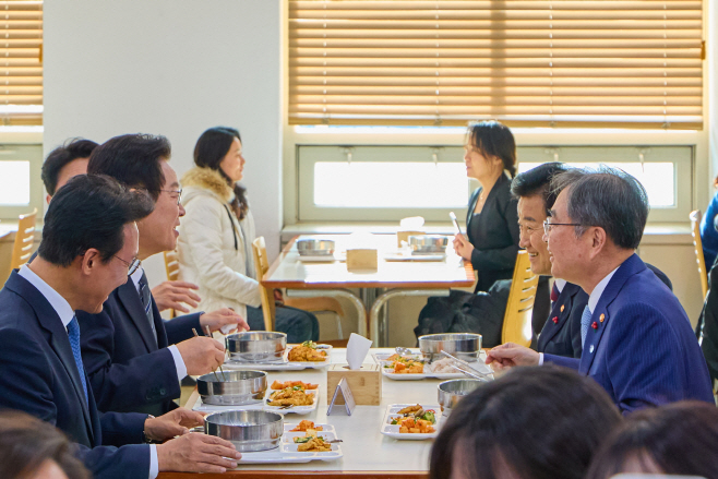 이재명 대통령, 외교·통일 장관과 구내식당 오찬