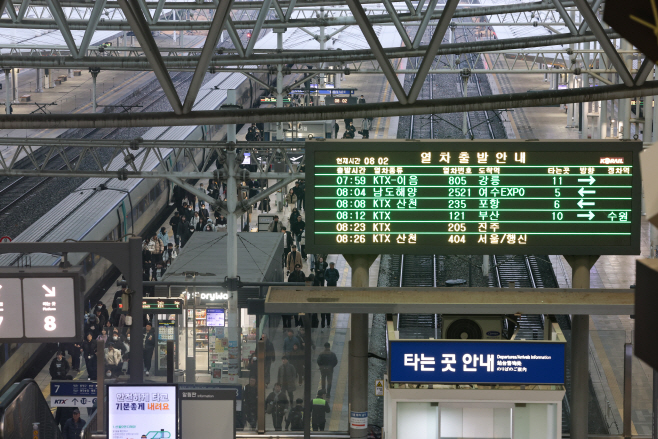 철도노조 파업 유보, KTX 등 열차 정상 운행<YONHAP NO-2527>