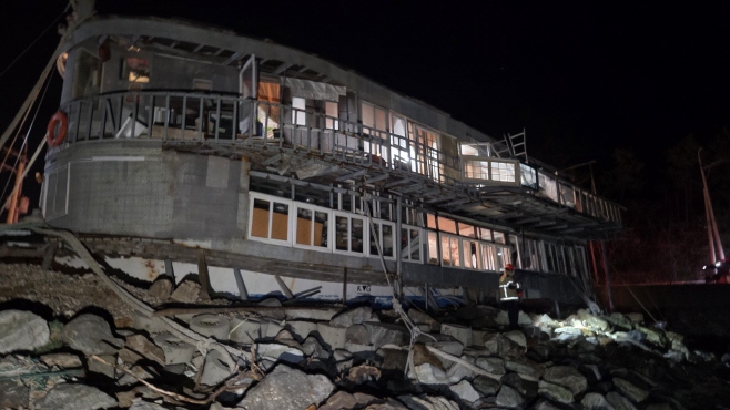 태안군, 신진도리 공유수면에 허가 없이 들어선 주거용 선박 ‘논란’