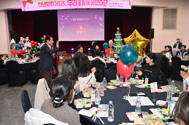 하남시청 본관 상황실에서 개최된 ‘2025년 청년활동 성과공유회’에서 이현재 하남시장이 참석자들과 인사를 나누고 있다./하남시
