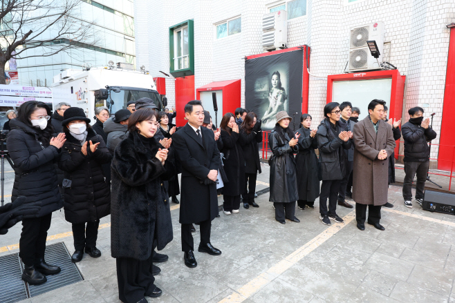 배우 윤석화와 마지막 인사<YONHAP NO-1970>