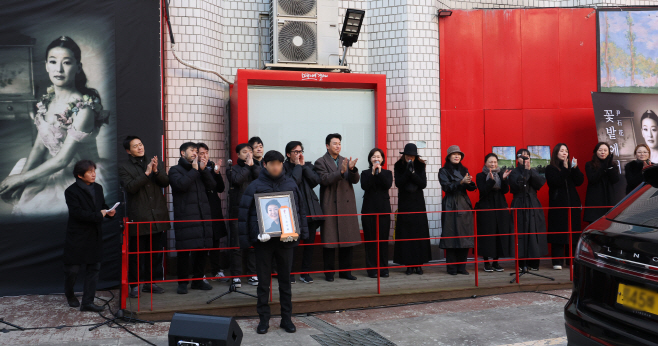 배우 윤석화 노제<YONHAP NO-1962>