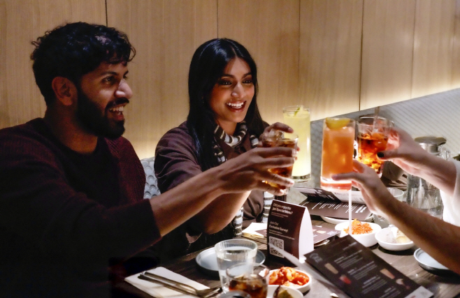 [사진]미국 뉴욕 맨해튼에 위치한 호족반에서 현지 소비자들이 전통주 칵테일을 즐기는 모습