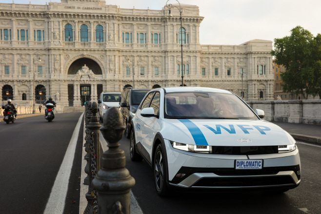 (사진3)아이오닉 5, UN세계식량계획 구호 현장서 맹활약