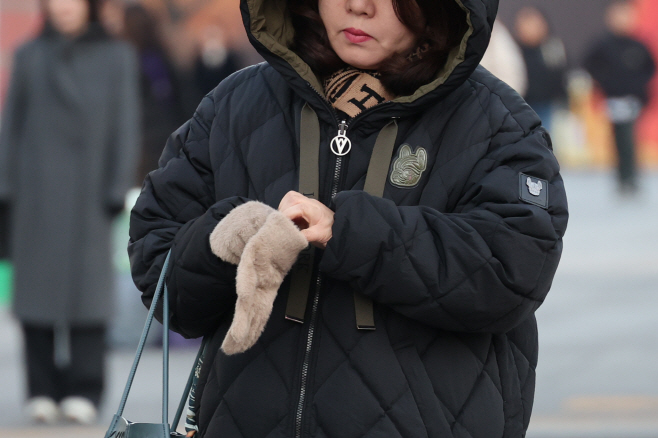 장갑 필수<YONHAP NO-4435>