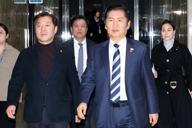 본회의 앞두고 열린 민주당 비공개 의원총회<YONHAP NO-3168>