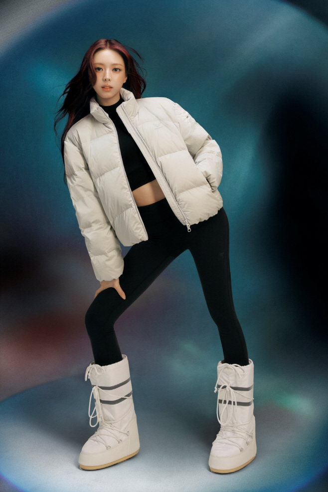 [사진자료] 다이나핏(DYNAFIT)의 여성 모델 ITZY(있지) 유나가 착용한 오로라 미들 다운_(1)