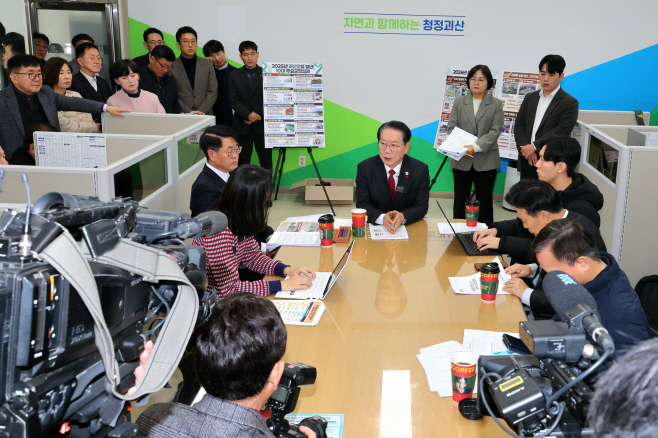 22일, 송인헌 괴산군수가 군청 브리핑룸에서 2025년 10대성과와 2026년 군정운영방향을 설명하고 있다 (3)