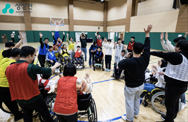 상상인그룹이 2021년부터 5년간 ‘신체발달 프로젝트’에 참여한 아동·청소년이 지난 20일 성남 분당구 야탑유스센터에서 열린 휠체어 운동 페스티벌에서 운동회 프로그램에 참여하고 있다.사진=상상인그룹