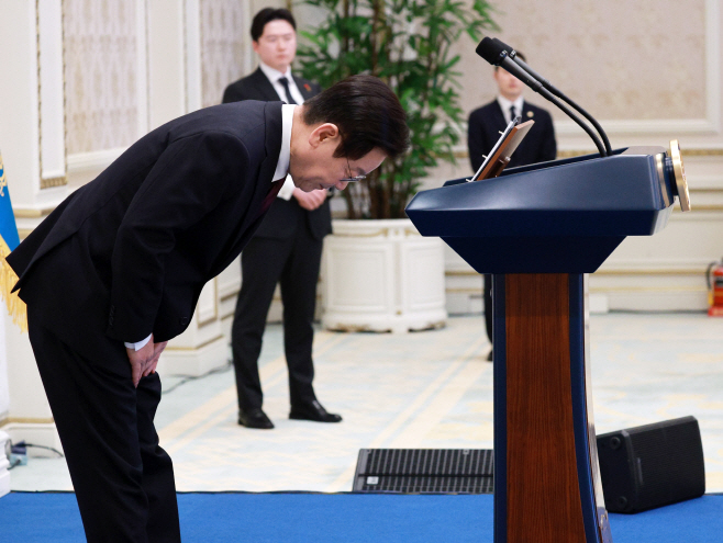 어르신들에게 인사하는 이재명 대통령