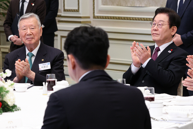 대한노인회 초청 오찬 참석한 이재명 대통령