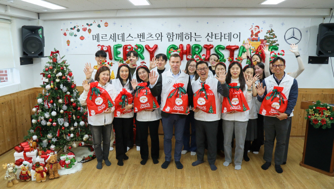 [사진] 메르세데스-벤츠 사회공헌위원회, 연말 맞아 지역 아동 및 청소년 위한 임직원 봉사활동 산타 데이 진행