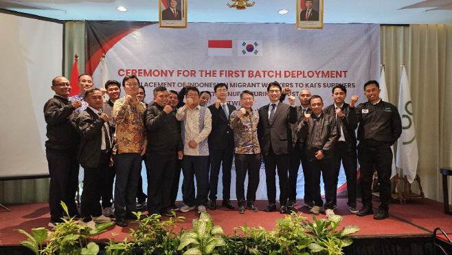 사진1 한-인니 방산협력 연계 항공전문인력 1기 양성 (가운데 인도네시아 대한민국 대사 대행 박수덕 공사 비롯 관계자와 수료생들)