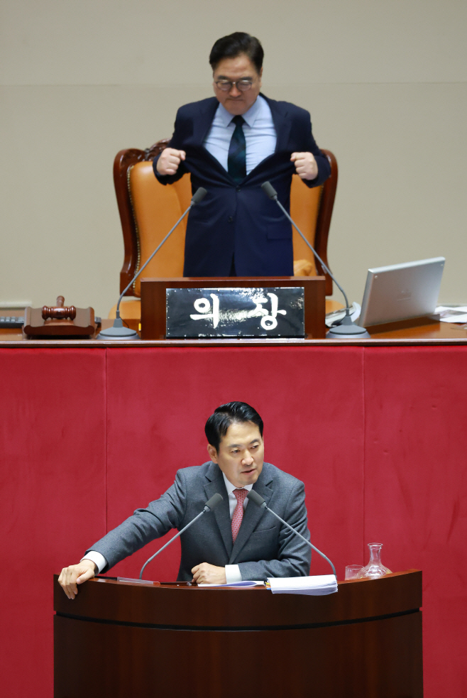 내란전담재판부 설치법 무제한 토론 이어가는 장...<YONHAP NO-1710>