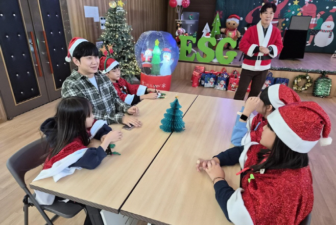 [사진1] CJ올리브네트웍스 임직원이 효창종합사회복지관에서 열린 크리스마스 파티에 참석해 돌봄 아동과 시간을 보냈다