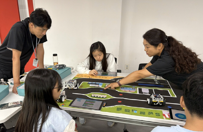 [사진2] 지난 9월 경기공유학교와 함께하는 '찾아가는 AI SW 창의캠프'에서 임직원 강사들이 학생들과 수업을 진행했다