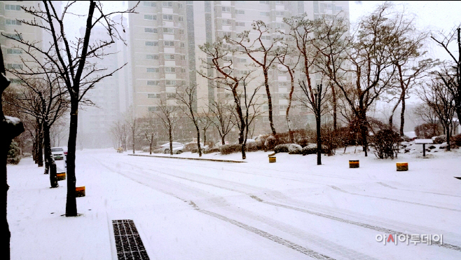 아산시내 공동주택 설경