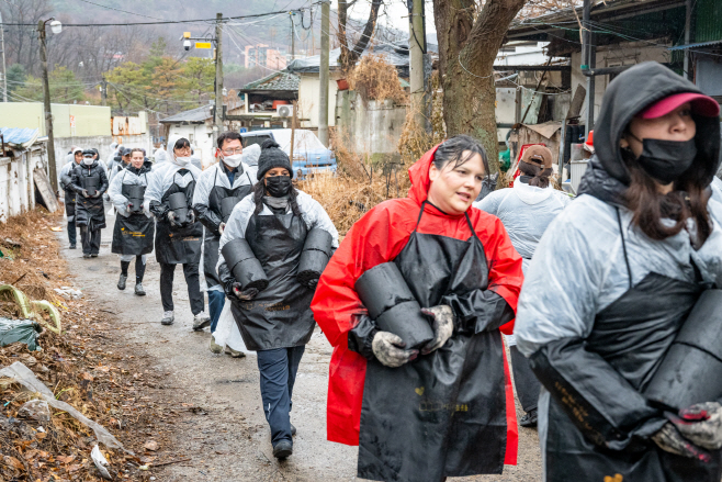 (사진4) 연탄을 배달하는 서울관광재단 임직원과 외국인 하이커
