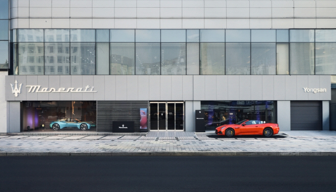 사진자료1-마세라티 용산 전시장 전경