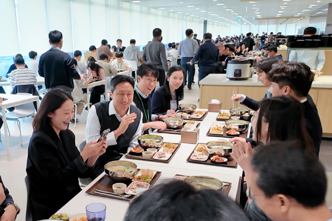 사진. 지난 10월, 정기선 HD현대 회장(왼쪽에서 두 번째)이 경기도 성남 HD현대 글로벌R&D센터(GRC) 구내식당에서 임직원들과 점심을 함께하며 현장 소통에 나서고 있다